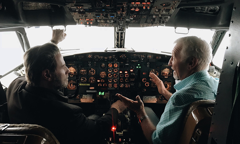 O ator americano John Travolta tem licença para pilotar diversos tipos de avião. É profissional altamente qualificado. Ele guarda aviões na garagem de casa, num condomínio aeronáutico em Ocala, na Flórida. 