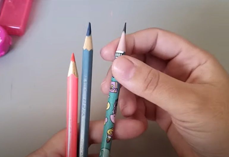 Diante disso, fica clara a importância de que os alunos utilizem apenas lápis - e não canetas - para fazer as anotações nos livros. Além de facilitar na hora de corrigir um dado, eles permitem, com isso, que os livros ganhem nova vida posteriormente.  E que pessoas esforçadas ganhem o seu dinheira extra no orçamento doméstico.