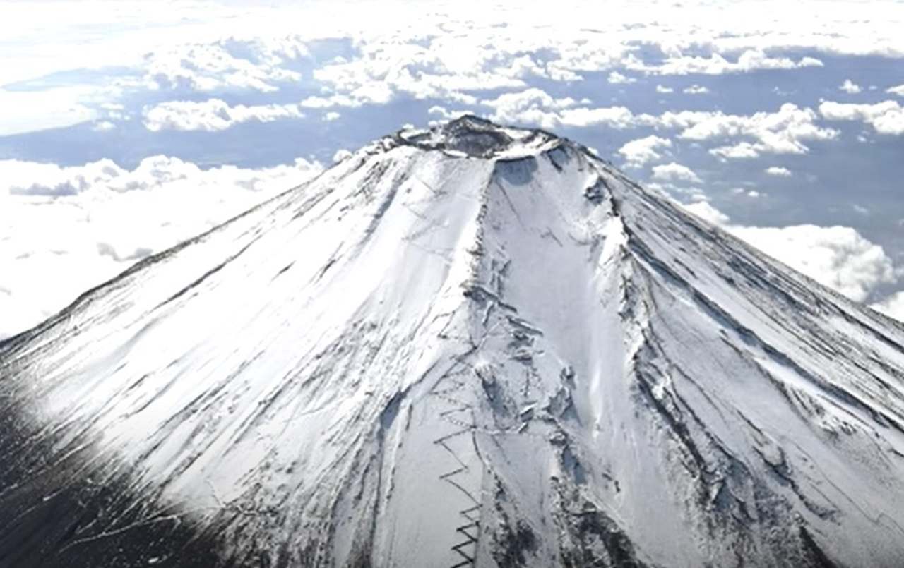 Nome do vulcão: Monte Fuji, no Japão - É um dos vulcões mais famosos do mundo (muito por ter seu topo repleto de neve) e localiza-se a oeste de Tóquio. Ele faz parte da cultura japonesa, sendo uma das paisagens mais conhecidas do país asiático.