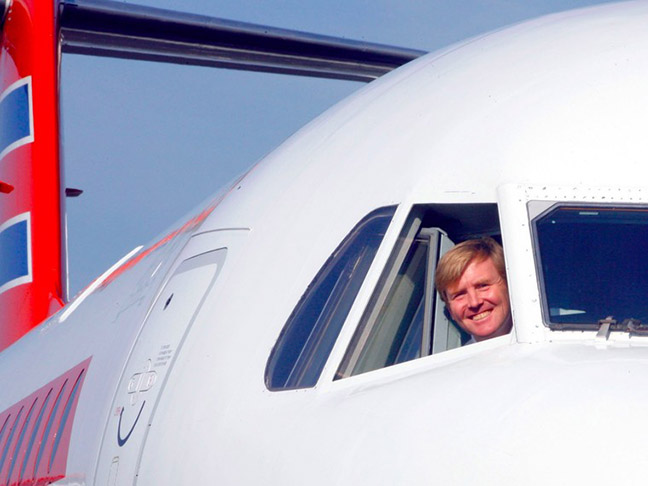  O rei da Holanda Willem-Alexander, que assumiu o trono em 2013, trabalhou por 21 anos de forma camuflada como piloto de avião da KLM. Ele atuava como co-piloto duas vezes por mês sem que os passageiros soubessem. Diz que voar é fantástico. 