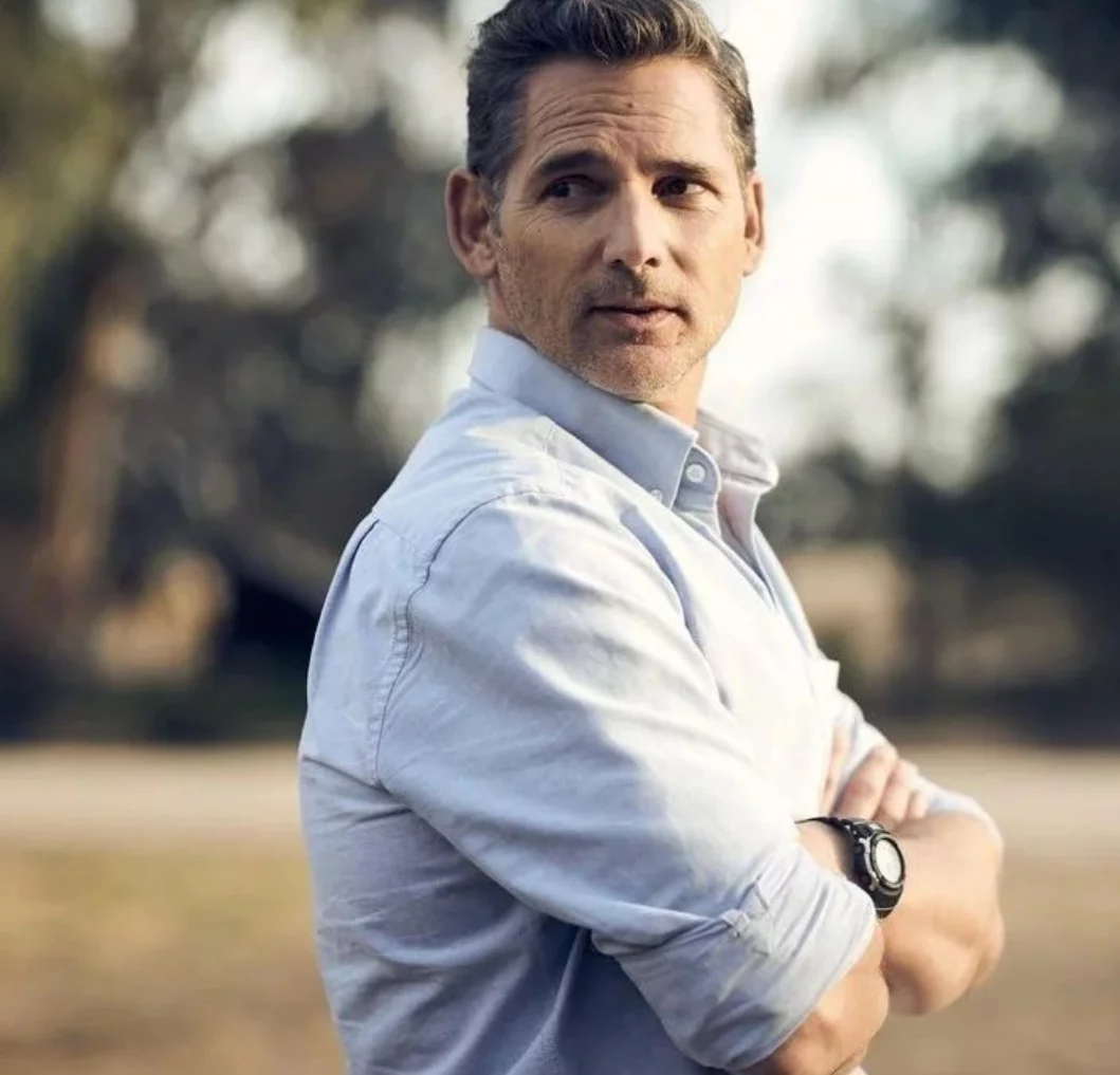 Eric Bana é o nome artístico de Eric Banadinović. Filho de pai croata e mãe alemã, começou sua carreira como comediante em Full Frontal antes de ganhar o reconhecimento crítico na cinebiografia Chopper (2000).