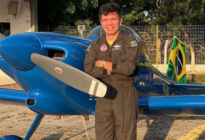 O sanfoneiro cearense Waldonys , 51 anos, também é paraquedista e piloto acrobático. É membro honorário da Esquadrilha da Fumaça e tem comendas militares. 