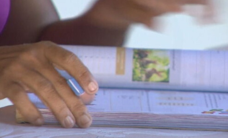 Dependendo da procura, ela até avança pela madrugada, já que é o tipo de trabalho que se concentra apenas no mês de preparação dos materiais escolares. 