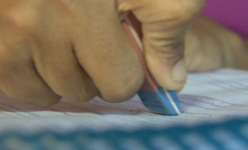 Aline diz que esse valor cobrado das mães já inclui a borracha. Para apagar cerca de 10 livros, ela afirma que gasta 5 ou 6 borrachas. 