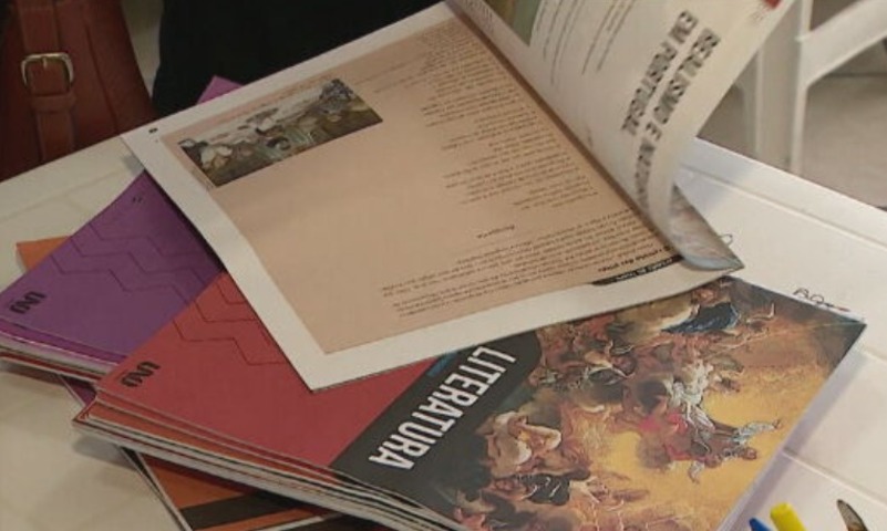 Geralmente, é preciso comprar cadernos, livros, colas, lápis, canetas, borrachas, compassos, apontadores, estojos, réguas, pastas, tesouras, etc. 