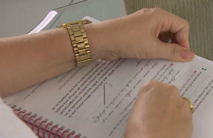 E foi comprando livros de segunda mão para os filhos que a dona de casa Clécia Fabiana Araújo se tornou especialista em apagar o que estava escrito para que as páginas ficassem livres para um novo estudo.