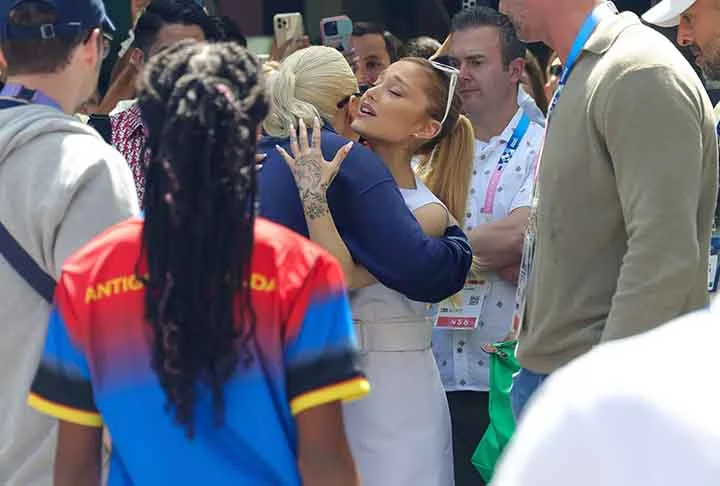 A cantora Ariana Grande encontrou a atriz e cantora Lady Gaga, que participou ativamente da cerimônia de abertura. Às margens do Rio Sena, a cantora vestiu preto, penas e pompons cor de rosa na escadaria inspirada na do Grand Palais. 