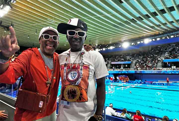 Quem também esteve presente foi o cineasta Spike Lee, que chegou à cidade um dia antes da cerimônia de abertura e promoveu alguns encontros com estrelas do esporte americano como Jason Kelce e nomes da música, Flavor Flav.