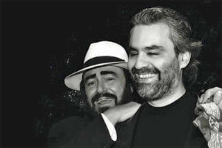 Uma das maiores referências de Bocelli, se não a maior, foi o tenor Luciano Pavarotti. Em 2007, por ocasião da morte do ídolo e amigo, ele comentou: “Agradeço por ele ter me indicado o caminho certo, por ter me iniciado no mundo do canto lírico, pelos preciosos conselhos e estímulos.”
