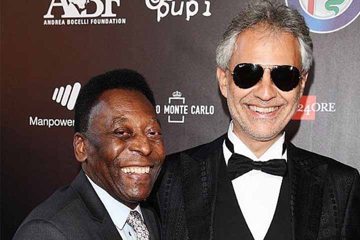 Apaixonado por futebol, Andrea Bocelli é torcedor fervoroso da Internazionale de Milão e encontrou diversas lendas do esportes. Uma delas foi Pelé, em 2016.
