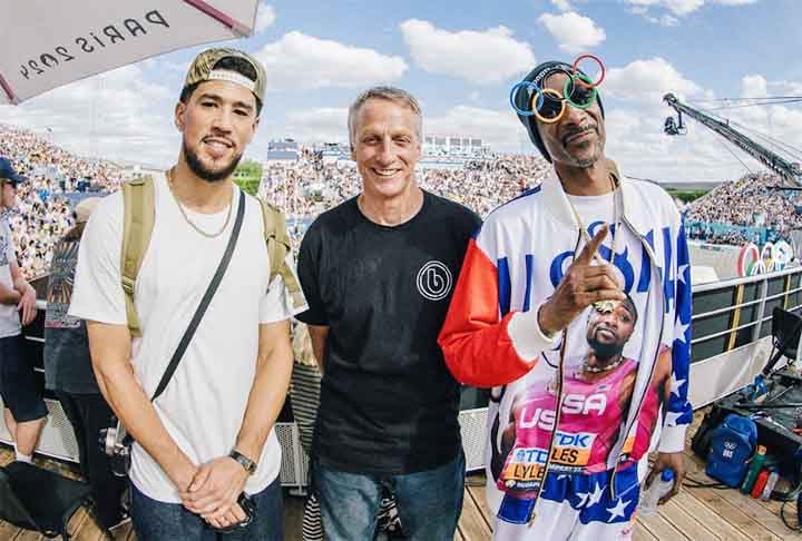 O consagrado skatista Tony Hawk foi um dos nomes que acompanhou Snoop Dog nos jogos Olímpicos de Paris, assim como Devin Booker, do Phoenix Suns, time da NBA.