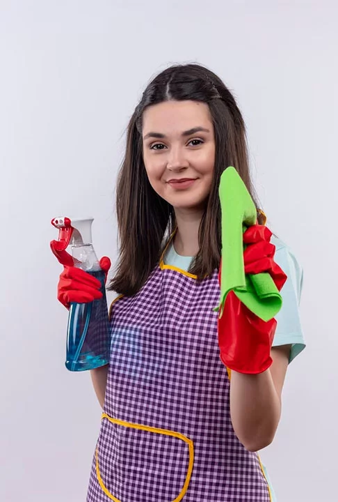 Uma boa solução caseira é uma mistura de 250 ml de água e 250 ml de vinagre branco. Coloque em um borrifador, retire as vestimentas do armário e passe o líquido com um pano limpo. 