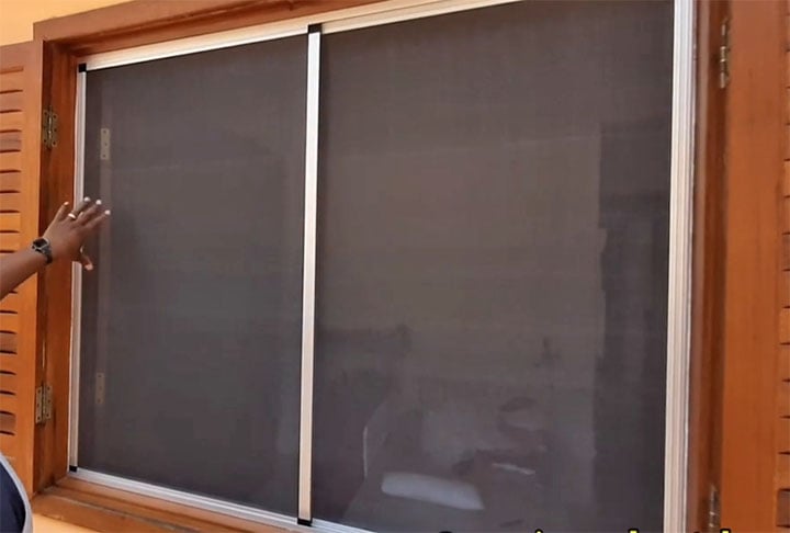 Também é recomendada a instalação de telas mosquiteiras nas janelas e portas, principalmente na primavera e no verão, quando esses insetos são mais ativos. Essa medida funciona como uma primeira barreira.