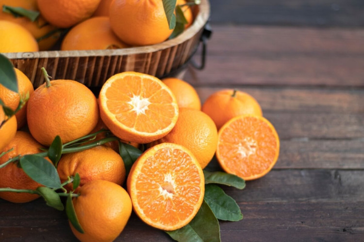 O consumo regular de laranja pode trazer diversos benefícios para a saúde (Imagem: PradaBrown | Shutterstock) 