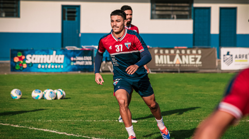 Volante Kauan em treino do Fortaleza no Estádio da Montanha, em Nova Veneza (SC)