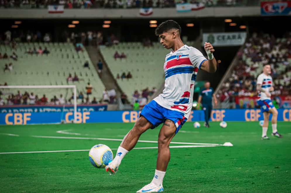 No Fortaleza, a camisa de Kervin mudou para o nome &ldquo;Tuti&rdquo;, seu apelido de inf&acirc;ncia, por imitar o personagem Chucky, mas sem que a dic&ccedil;&atilde;o de crian&ccedil;a o ajudasse. Corria falando o nome do personagem pela casa(Foto: Leonardo Moreira/Fortaleza EC)