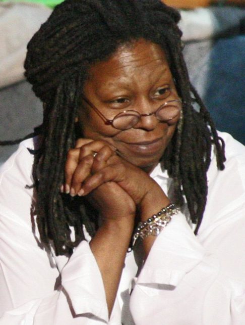 Whoopi Goldberg (1955-) - A lendária atriz, que também é comediante, cantora, ativista e apresentadora, chegou ao “EGOT” quando venceu o Tony Award em 2002, pela peça “Positivamente Millie”.