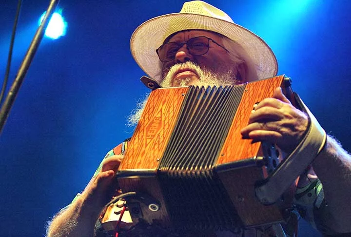 Hermeto Pascoal recebeu diversos prêmios e homenagens ao longo de sua carreira, reconhecendo sua contribuição significativa para a música. Ele é amplamente considerado uma das figuras mais influentes da música brasileira e uma referência para músicos e compositores ao redor do mundo.