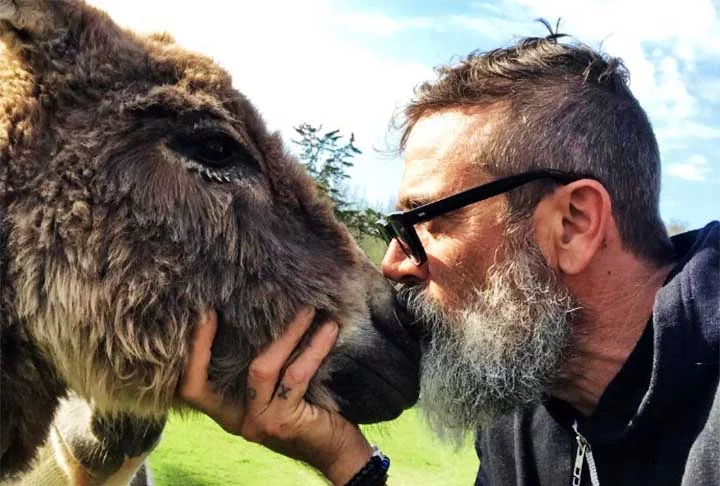 Morgan é conhecido por seu envolvimento em várias causas de caridade e por seu apoio a iniciativas voltadas para a saúde mental e o bem-estar animal. Ele virou notícia em 2018 ao adotar um burro (Jack) e uma ema (Diane). 