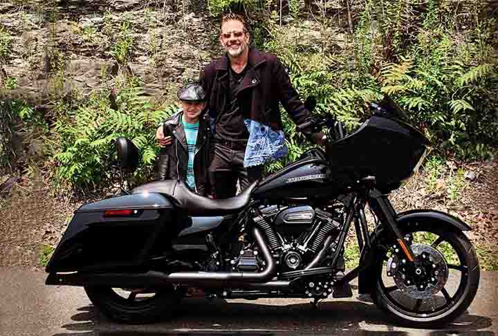 Paralelamente ao sucesso na televisão, Jeffrey Dean Morgan também trabalhou no cinema. Em 2006, ele apareceu em The Ring Two, a sequência do aclamado filme de terror The Ring. O papel consolidou sua capacidade de transitar entre diferentes gêneros cinematográficos.