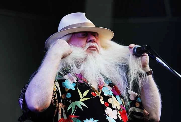 Seu legado é também evidenciado pela sua influência em diversos gêneros e estilos musicais. Pascoal ajudou a redefinir as fronteiras da música brasileira e experimental, e sua abordagem única continua a inspirar e desafiar músicos em todo o mundo.