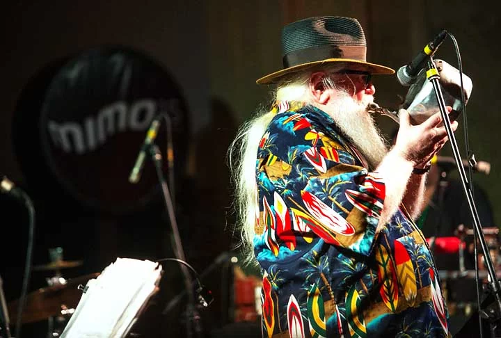 Sua habilidade em criar arranjos complexos e originais, bem como sua técnica virtuosa, o destacam como um compositor e performer único.