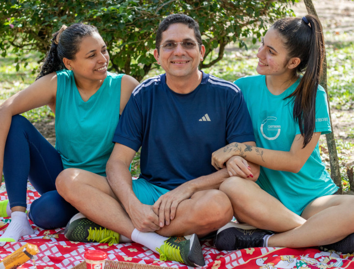 Taxista Elton Pinheiro, 47, acompanhado da esposa (à esquerda) e da filha mais nova