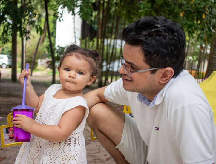 Pai de primeira viagem, Diego Carneiro, 34, também comemorou o primeiro aniversário da filha, Yuna