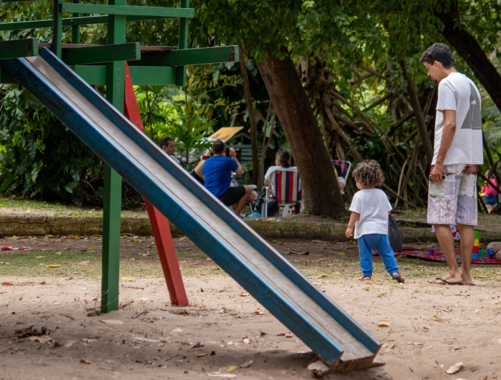 FORTALEZA, CEARÁ, BRASIL, 10-08-2024: Movimentação de famílias no Dia dos Pais no Parque do Cocó com algumas brincadeiras, piqueniques e alegria entre pais e filhos.  (Foto: Samuel Setubal/ O Povo)