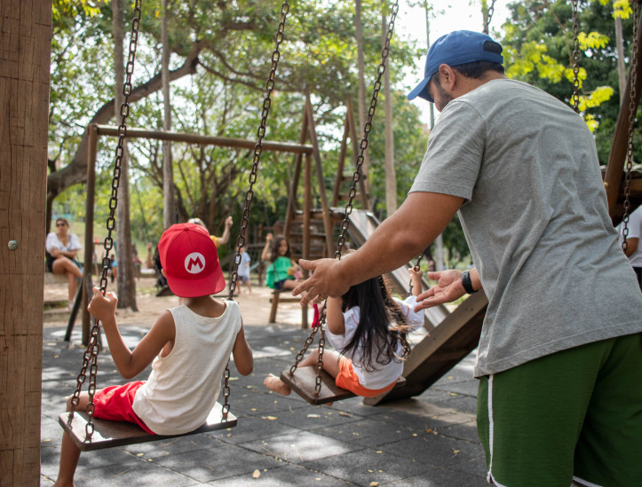 FORTALEZA, CEARÁ, BRASIL, 10-08-2024: Movimentação de famílias no Dia dos Pais no Parque do Cocó com algumas brincadeiras, piqueniques e alegria entre pais e filhos.  (Foto: Samuel Setubal/ O Povo)