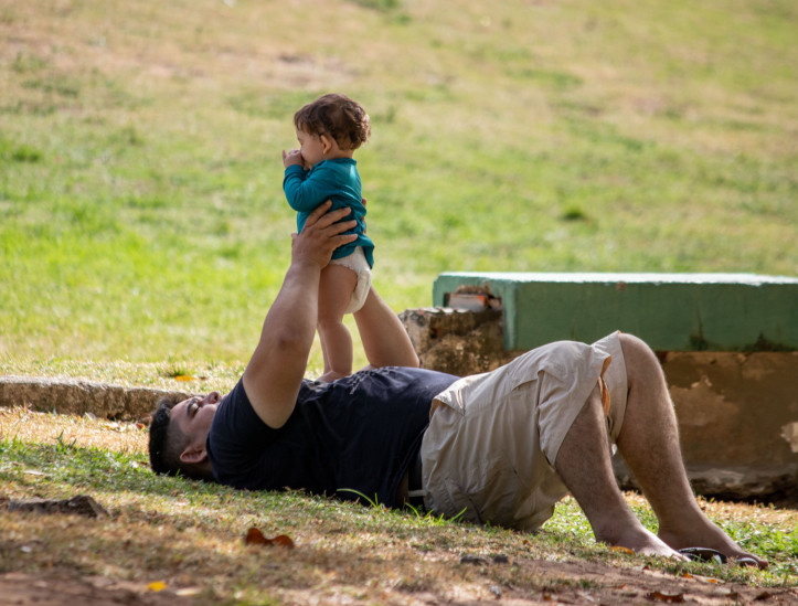FORTALEZA, CEARÁ, BRASIL, 10-08-2024: Movimentação de famílias no Dia dos Pais no Parque do Cocó com algumas brincadeiras, piqueniques e alegria entre pais e filhos.  (Foto: Samuel Setubal/ O Povo)