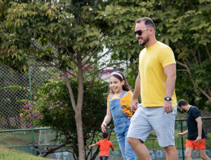 FORTALEZA, CEARÁ, BRASIL, 10-08-2024: Movimentação de famílias no Dia dos Pais no Parque do Cocó com algumas brincadeiras, piqueniques e alegria entre pais e filhos.  (Foto: Samuel Setubal/ O Povo)