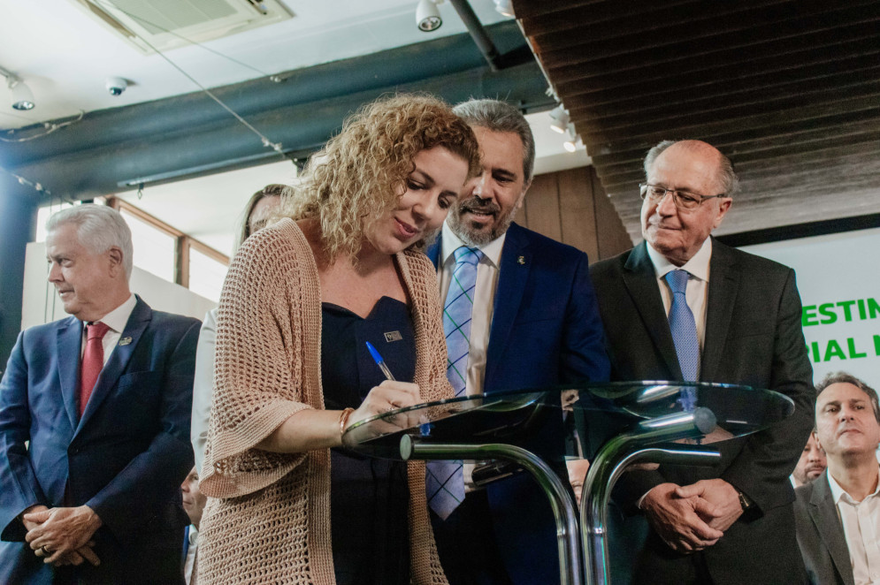 Ticiana Rolim, presidente da Somos Um, assina termo em prol do impacto no Ceará com o vice-presidente Geraldo Alckmin e o governador do Ceará, Elmano de Freitas