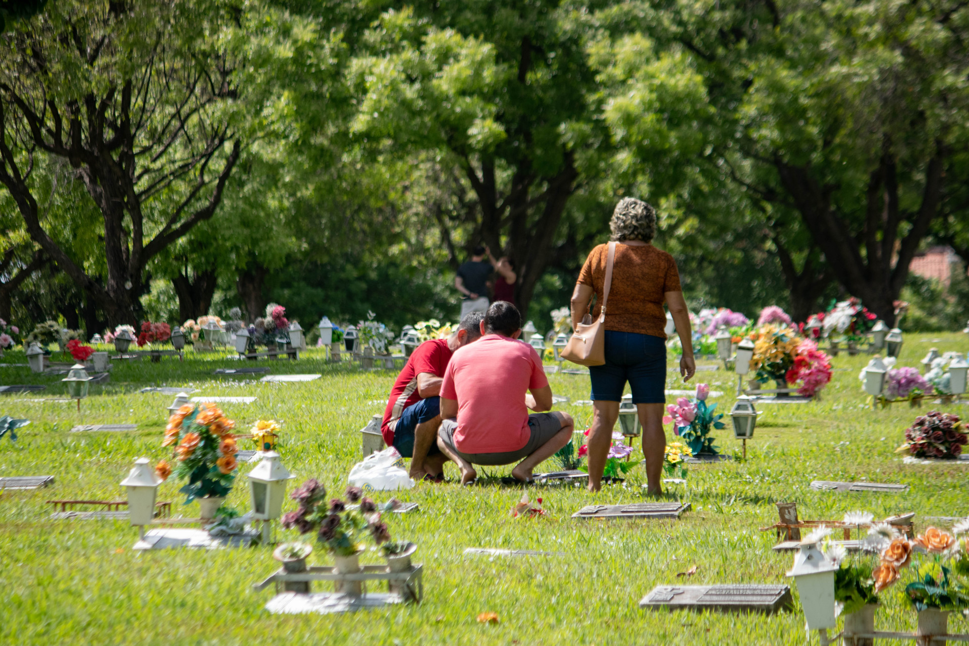 FORTALEZA, CEARÁ, BRASIL, 10-08-2024: Movimentação de famílias no Dia dos Pais no cemitério Parque da Paz com algumas homenagens entre pais, filhos e avós.  (Foto: Samuel Setubal/ O Povo)