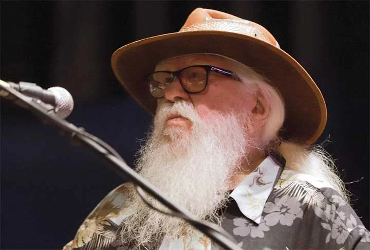 Desde jovem, Pascoal mostrou um talento extraordinário para a música, aprendendo a tocar instrumentos por conta própria e desenvolvendo uma técnica única que misturava diferentes estilos e influências.