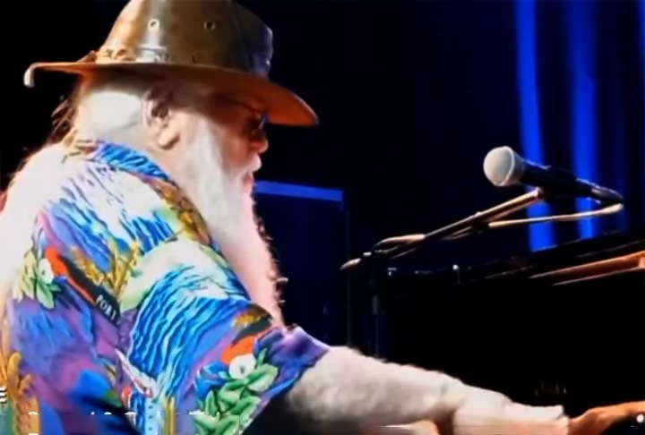 Pascoal cresceu em uma família humilde e, desde cedo, foi exposto à música. Seus pais, ambos apaixonados por música, tiveram um papel fundamental em seu desenvolvimento artístico.