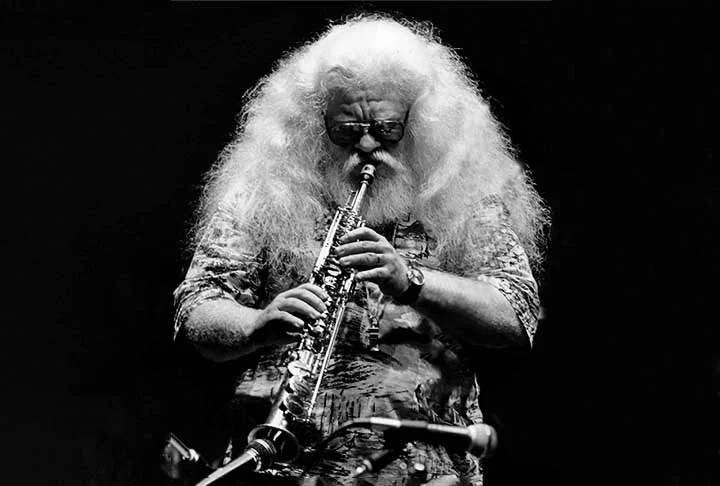 Sua carreira é marcada por uma profunda originalidade e pela utilização não convencional de instrumentos musicais. Vamos explorar, então, sua vida, influências, trajetória e impacto no cenário musical.