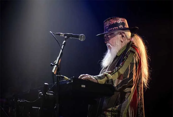 Nascido em 22 de junho de 1936, em Lagoa da Canoa, Alagoas, Hermeto é um dos maiores nomes da música brasileira e mundial. Conhecido por seu virtuosismo e criatividade, Pascoal se destacou por suas inovações no jazz, na música popular brasileira e na música experimental.