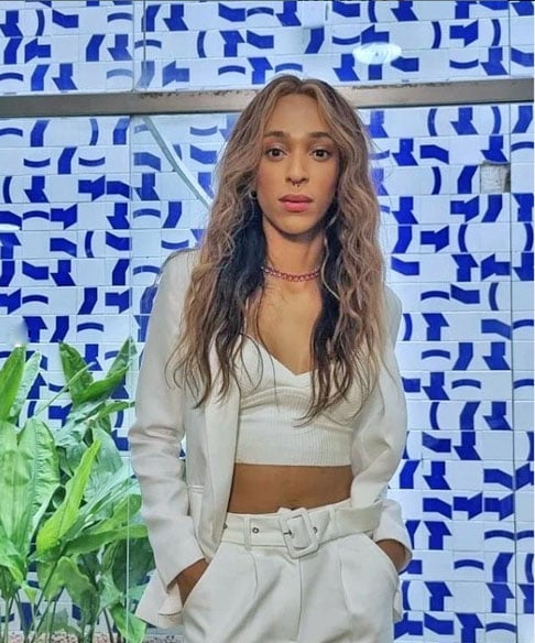 O enredo foi celebrado pela deputada federal Erika Hilton (PSOL-SP), a primeira transexual eleita para o Congresso Nacional ao lado de Duda Salabert (PDT-MG), em 2022. Ela esteve no lançamento do enredo e também na apresentação fo samba.