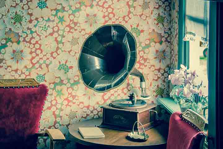 O disco com material plástico substituiu o chamado disco de 78 rotações, ou de goma-laca, inventado pelo alemão Ermil Berliner juntamente com o gramofone (toca-discos mecânico).
