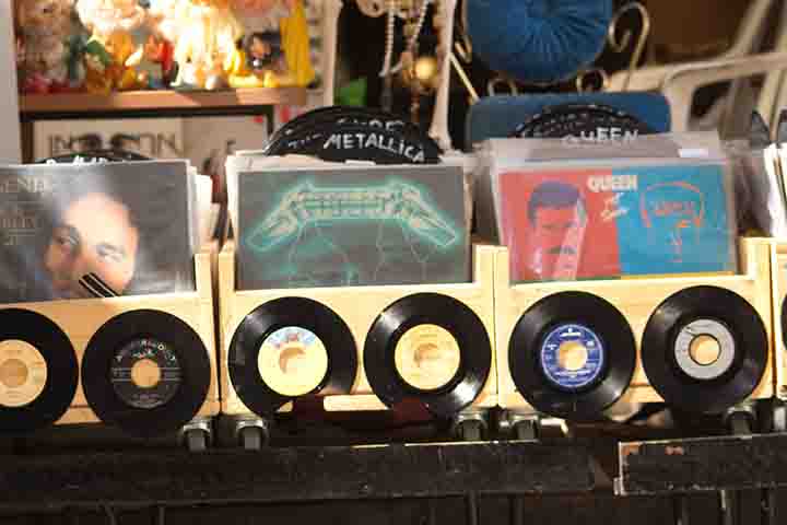 O disco de vinil como conhecemos atualmente foi desenvolvido em 1930 por um engenheiro húngaro naturalizado americano de nome Peter Carl Goldmark. 
