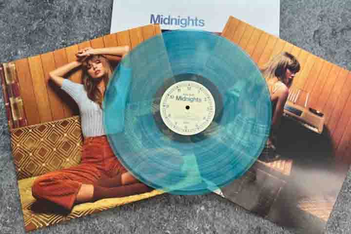 Quase metade da lista de álbuns de vinil mais vendidos no Reino Unido em 2023 são lançamentos dos últimos dois anos. 
