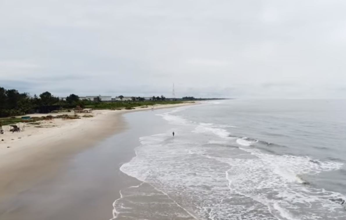 A praia Ibeno tem a maior faixa de areia da África Ocidental. Além da sua característica areia fina e branca natural, Ibeno conta com belos recifes de corais e oferece um ambiente propício para esportes aquáticos.
