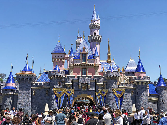 Disneyland Park: O primeiro parque da Disney, famoso pelo Castelo da Bela Adormecida. Abriga atrações clássicas e áreas temáticas como Tomorrowland e Fantasyland.