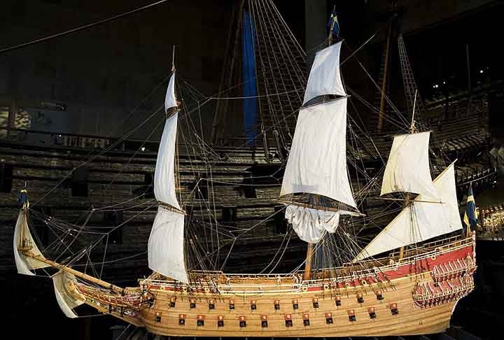 Com três mastros capazes de suportar dez velas, o Vasa pesava 1.200 toneladas e media 69 metros da proa à popa. 
