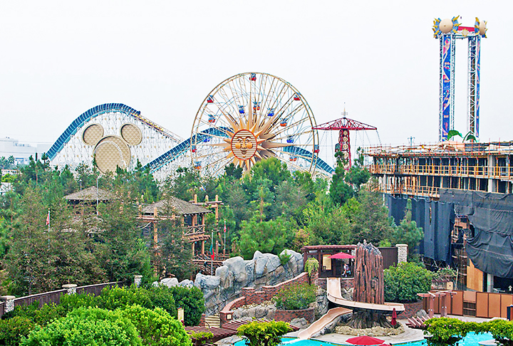 Disneyland Resort (Califórnia, EUA) - O Disneyland Resort, localizado em Anaheim, é o parque original, inaugurado em 1955 por Walt Disney. Ele inclui dois parques temáticos:
