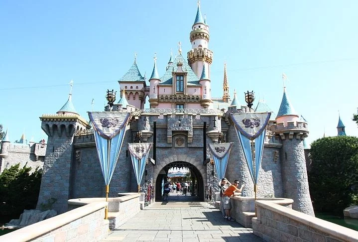 Os parques da Disney estão espalhados pelo mundo todo e são destinos icônicos que oferecem experiências mágicas para visitantes de todas as idades. Conheça os principais!