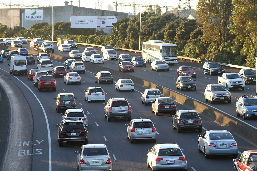 Entre os principais países com mão inglesa estão a Austrália e Nova Zelândia, na Oceania. Na imagem, uma rua em Auckland, na Nova Zelândia, uma das cidades que sediarão a Copa do Mundo Feminina, em 2023.  