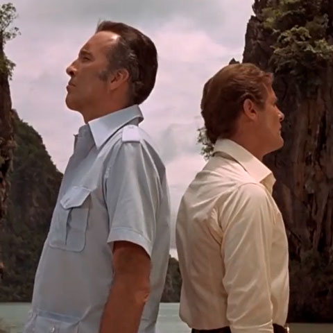 Batalha de armas - 007 contra O Homem com a Pistola de Ouro (1974) -  Roger Moore - Bond encontra Francisco Scaramanga em sua ilha e participa de um duelo com o inimigo. A disputa começa na praia e termina em uma casa de espelhos. No final, decide-se quem é o melhor homem com arma.