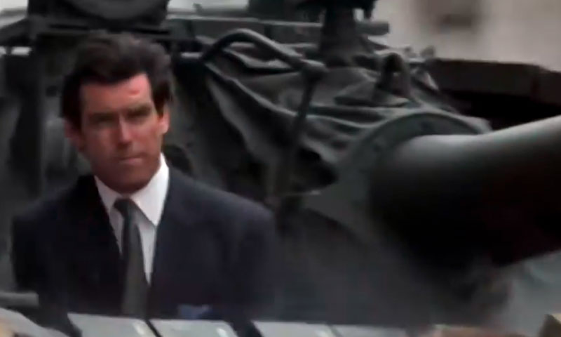 Tanques pela cidade - 007 contra Goldeneye (1995)  - Pierce Brosnan - Perseguir vilões pela cidade inteira sempre é difícil. Porém, dirigir um tanque sem se preocupar com o que é destruído no caminho pode ajudar um pouco.